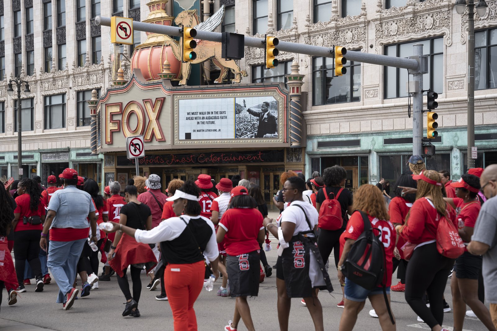 Los habitantes de Detroit marchan frente al Teatro Fox en la avenida Woodward, camino a Hart Plaza en el centro de Detroit, para conmemorar el 60º aniversario del famoso discurso "Tengo un sueño" del reverendo Martin Luther King Jr., el cual pronunció por primera vez en Detroit en 1963.