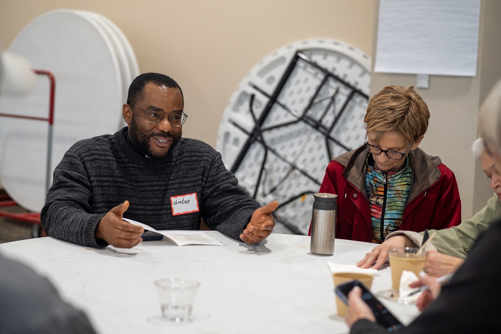 Los participantes conversan entre sí tras el panel en la University of Detroit Mercy, centrado en el papel profético de la Iglesia en algunos de los debates más relevantes de la actualidad.