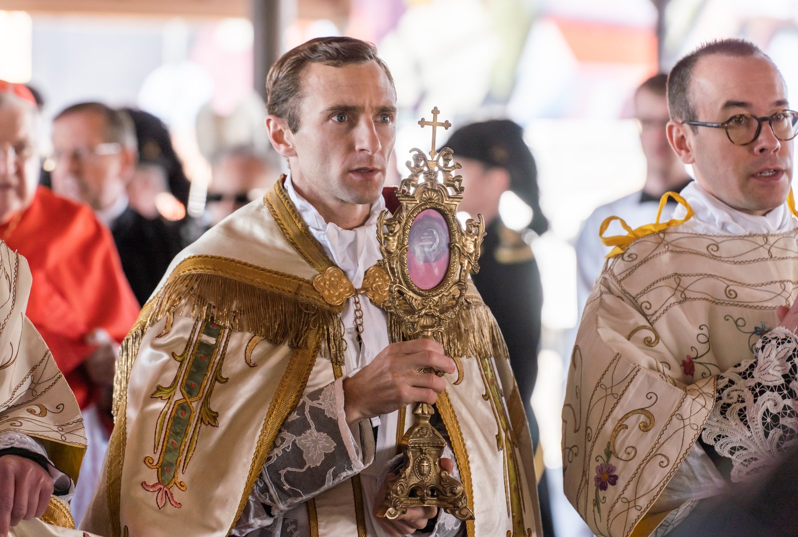 El canónigo Jean-Baptiste Commins, ICKSP, rector del Santuario St. Joseph, lleva una reliquia de San José para su veneración durante una procesión pública por elEastern Market de Detroit.