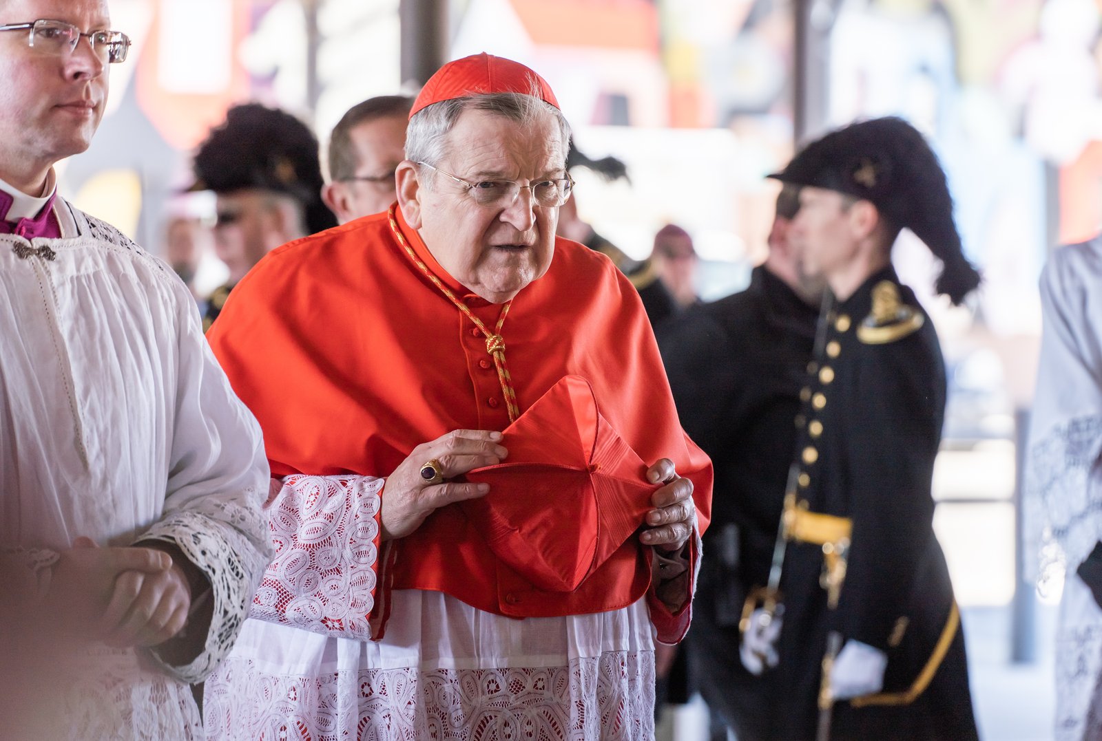 El cardenal Raymond Burke, ex arzobispo de St. Louis y ex prefecto de la Signatura Apostólica, el tribunal supremo del Vaticano, participa en una procesión con una estatua de San José el 20 de marzo, la fiesta de San José, en las afueras del Santuario St. Joseph cerca del Eastern Market de Detroit.
