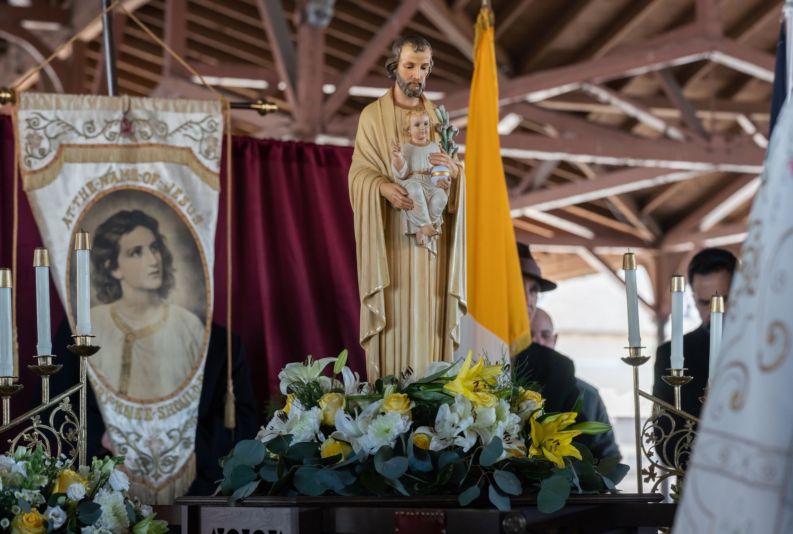 Una estatua de San José se exhibe durante la veneración de una reliquia de segunda clase en el Eastern Market de Detroit el 20 de marzo.