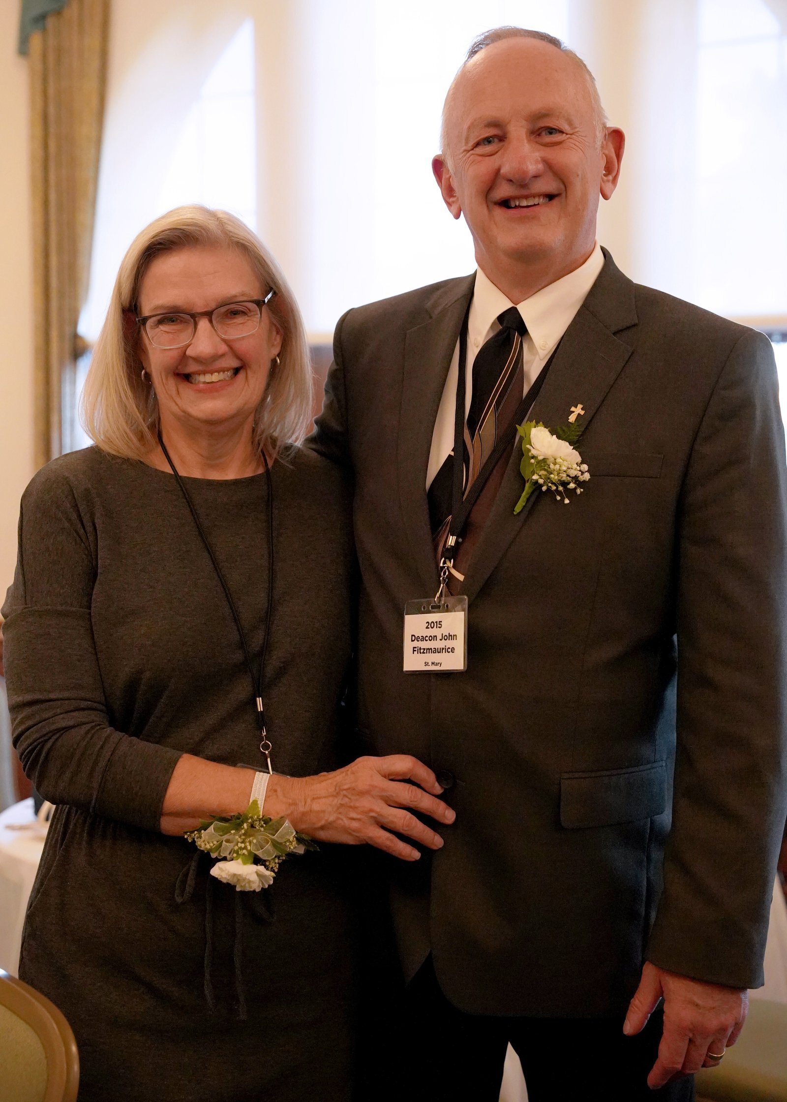 El diácono John Fitzmaurice, de la parroquia St. Mary en Port Huron, aparece en la foto junto a su esposa, Susan. El diácono Fitzmaurice celebra su 10.º jubileo.
