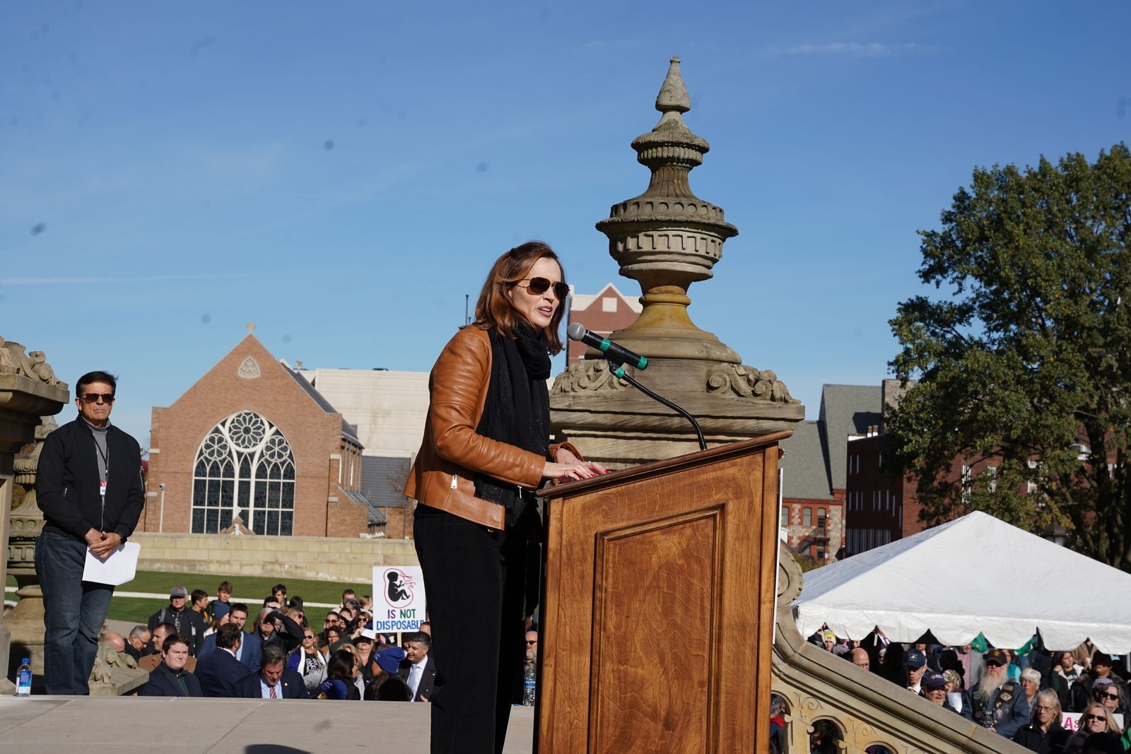 Amber Roseboom, presidenta de Right to Life-Michigan, se dirigió el 6 de noviembre a una multitud de defensores de la vida desde las escalinatas del Capitolio estatal. Roseboom animó a los presentes a hacer oír su voz en el ámbito público y a seguir rezando por la protección de toda vida humana.