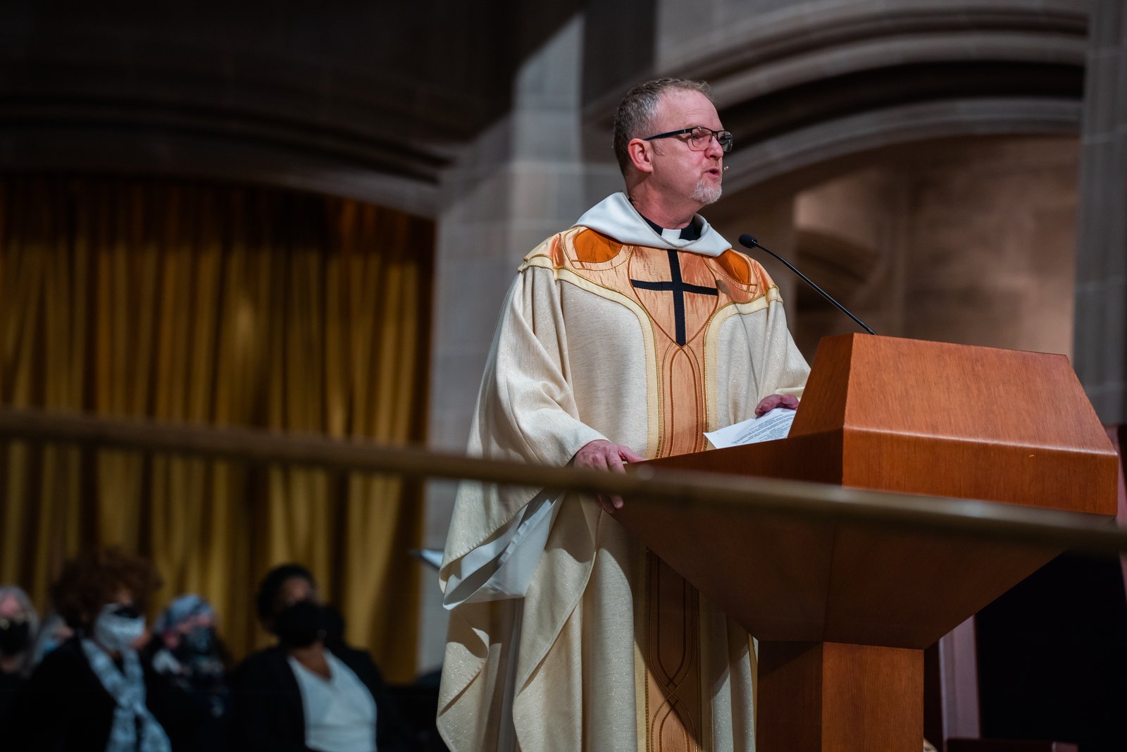 El P. Cooke, celebrante y homilista recordó a la congregación cómo la vida y las palabras del reverendo King, como defensor de los derechos civiles, se alinean con las enseñanzas de la Iglesia Católica y todavía se necesitan en la actualidad.