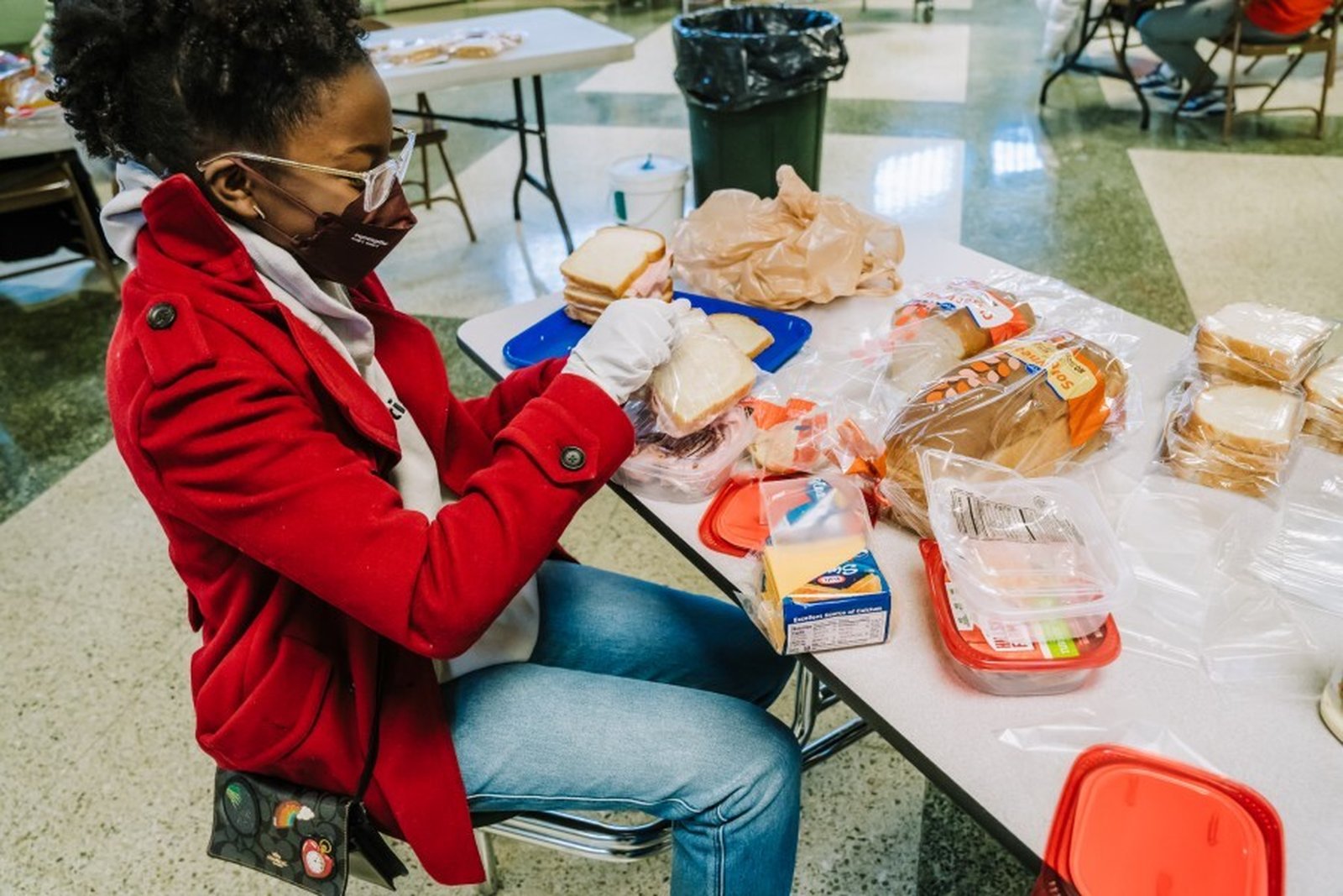 En las parroquias Sacred Heart y Divine Child en Dearborn, Julie Wieleba-Milkie dirigió a un grupo de estudiantes de secundaria y preparatoria para que hornearan cacerolas para Crossroads Soup Kitchen en Detroit, sándwiches para el Orthodox Detroit Outreach y St. Christine’s Soup Kitchen, tarjetas de San Valentín para un centro de ancianos y la decoración de alegres bolsas para Hands Across Haiti. En la foto, una alumna prepara sándwiches en Sacred Heart.