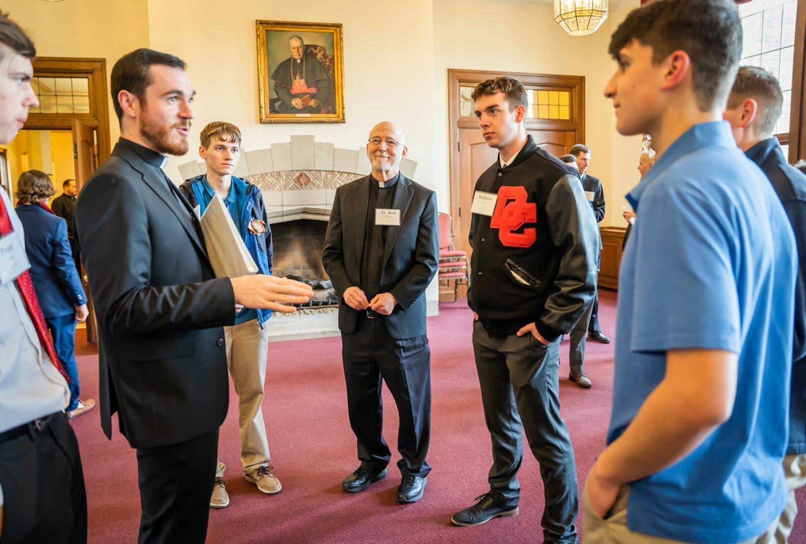 Sacerdotes de la Divine Child Parish en Dearborn hablan con jóvenes que visitan el Sacred Heart Major Seminary en marzo de 2023. (Valaurian Waller | Detroit Catholic)