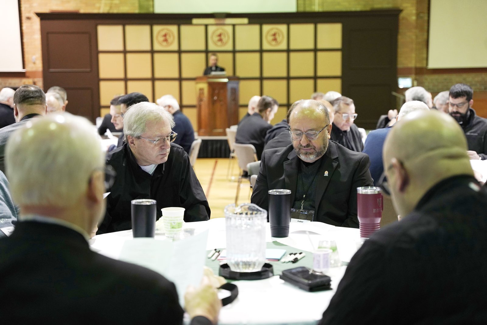 El P. Mario Amore, director ejecutivo del Departamento de Renovación Parroquial de la Arquidiócesis de Detroit, dirige la oración matutina mientras más de 175 sacerdotes se reunieron del 14 al 16 de enero en Sacred Heart Major Seminary para discernir y elaborar propuestas de modelos de pastorados que involucren a las 209 parroquias de la arquidiócesis. Estos modelos serán presentados a los fieles para recibir comentarios, aportes y ser afinados durante más de 400 sesiones parroquiales de escucha que se llevarán a cabo esta primavera. (Izzy Cortese | Detroit Catholic)
