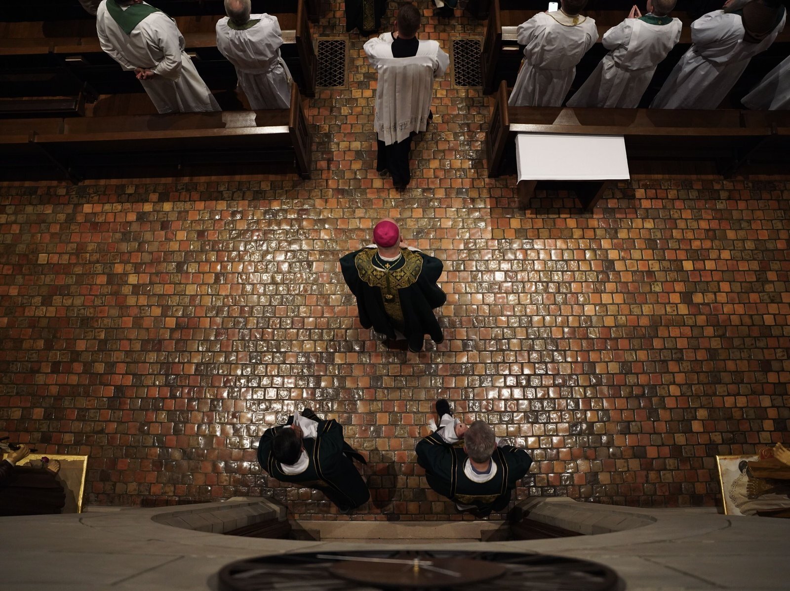 El arzobispo Edward J. Weisenburger celebra la Misa junto a los sacerdotes el 14 de enero, en la capilla de Sacred Heart Major Seminary, dando inicio a tres días de diálogo y discernimiento sobre los modelos de pastorados propuestos para la Arquidiócesis de Detroit. (Izzy Cortese | Detroit Catholic)