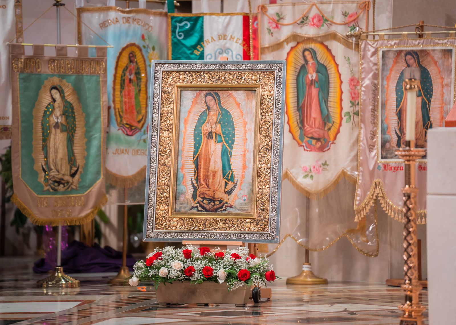 In this annual celebration, an altar dedicated to the Virgin of Guadalupe is erected. The image, adorned with flowers, comes from the Basilica of Mexico, recreating an atmosphere of the festivities experienced at the foot of Cerro del Tepeyac (Tepeyac Hill).