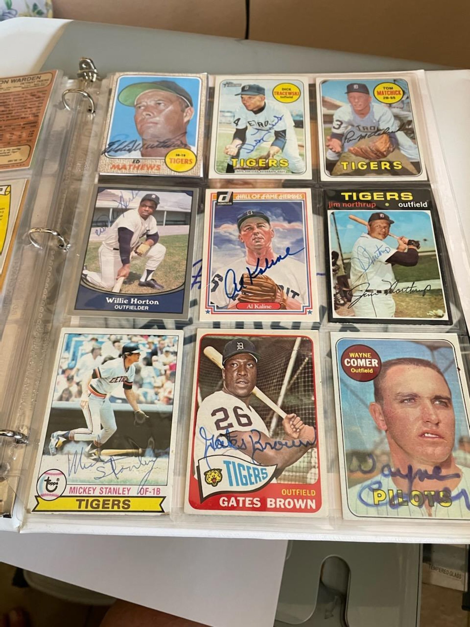 Esta es una muestra de las tarjetas de béisbol autografiadas del Campeón Mundial de 1968 de los Tigres de Detroit, coleccionadas por el Diácono Nick Curran. Una vez que completó toda la plantilla a principios de este año, donó la colección a Catholic Charities of Southeast Michigan para su subasta de gala de otoño.