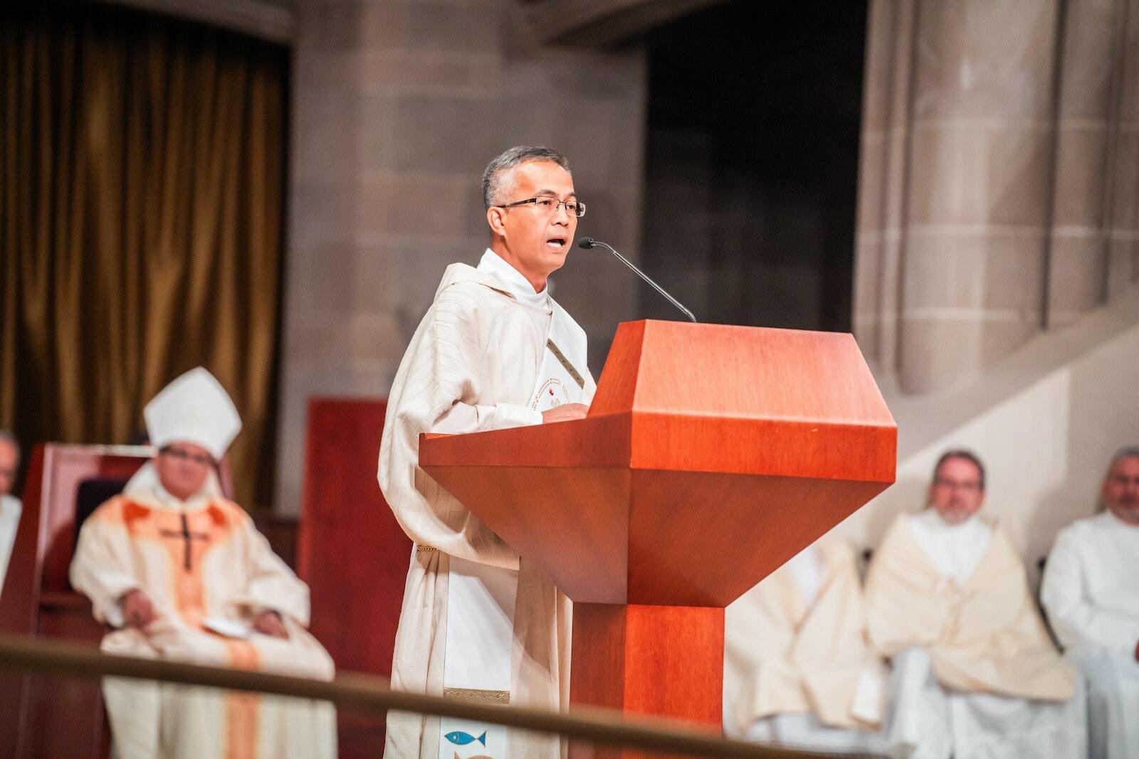 El Diácono Cruz agradeció en su nombre y en el del Diácono Smith al final de la Misa. El Diácono Cruz ha sido nombrado para servir en la St. Thomas a'Becket Parish en Canton, y el Diácono Smith servirá en la Our Lady of the Lake Parish en Waterford.