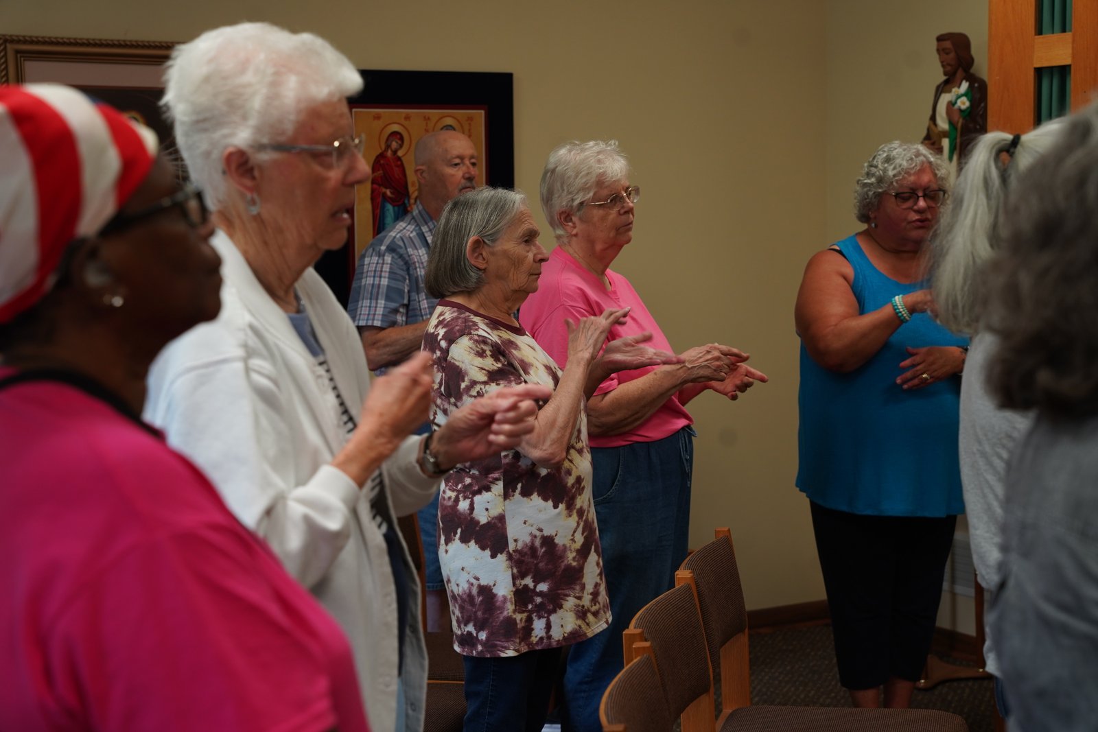 La congregación reza el Padre Nuestro en lenguaje de señas durante la Misa en la capilla del Centro para Sordos St. John en Eastpointe.