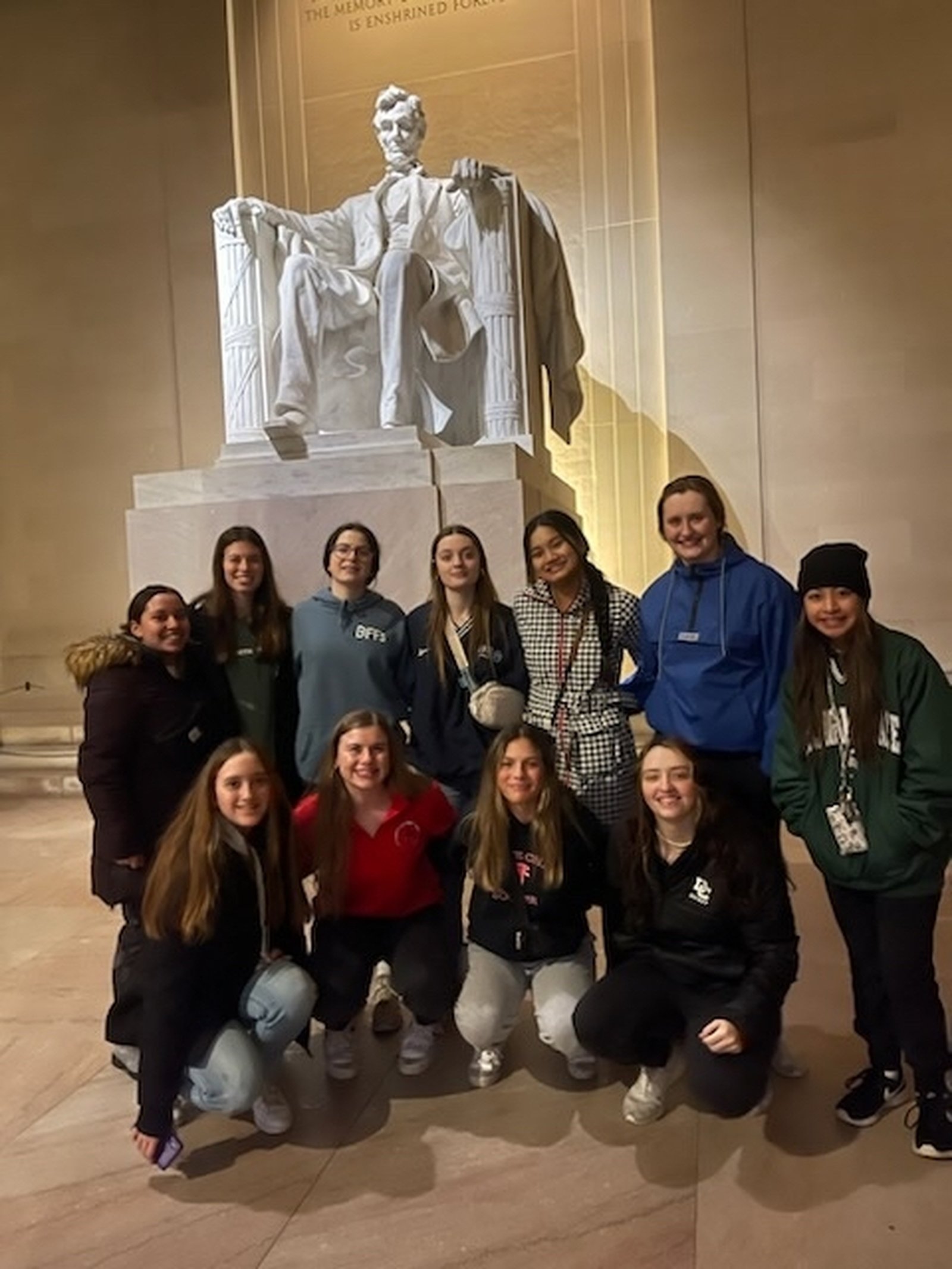 Estudiantes de Divine Child posan frente al Lincoln Memorial. La Marcha por la Vida de este año llega en una encrucijada para la comunidad pro-vida de Michigan, que vio la caída de Roe v. Wade pero también la aprobación de nuevos derechos de aborto en la constitución del estado en 2022.