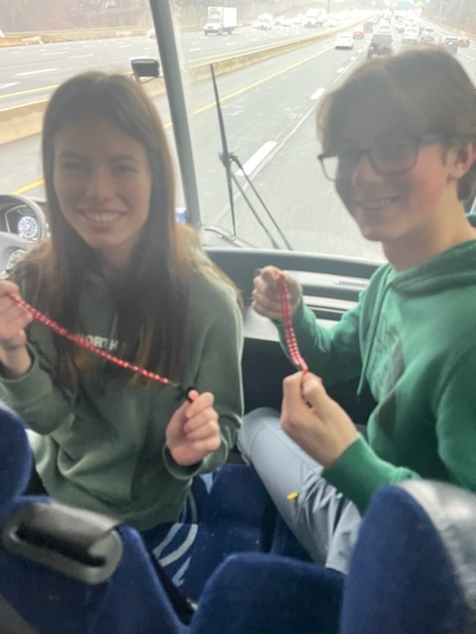 Los estudiantes de Divine Child rezan el rosario en el autobús a Washington, DC, el jueves por la mañana temprano. (Fotos cortesía de la Escuela Secundaria Divine Child)