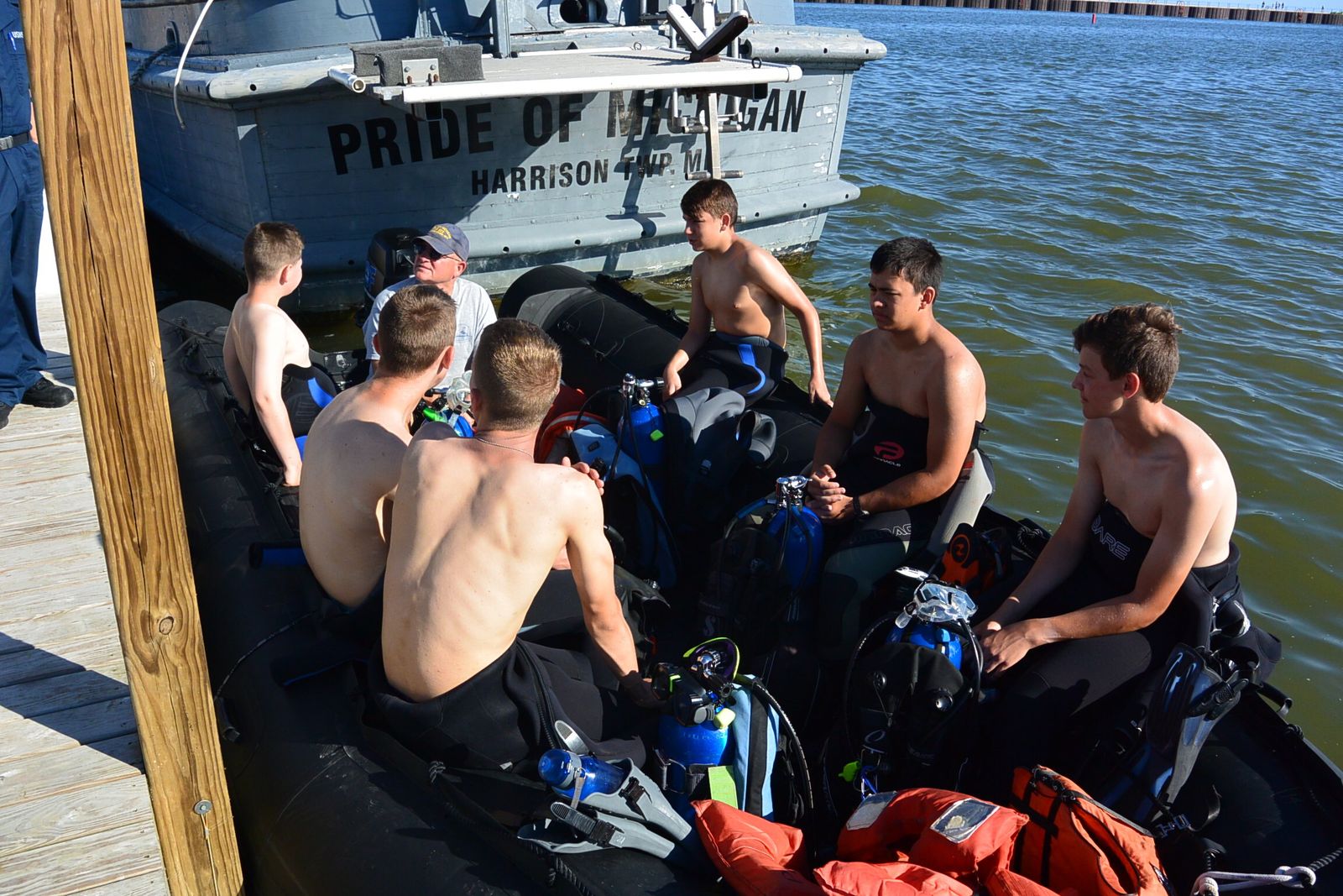 Los cadetes de buceo de la Fundación Noble Odyssey se preparan para una expedición. La Fundación Noble Odyssey, que forma a personas interesadas en el buceo, ha solicitado una subvención de 158.000 dólares para explorar el posible sitio de la Misión de St. Felicity. (Cortesía de la Fundación Noble Odyssey)