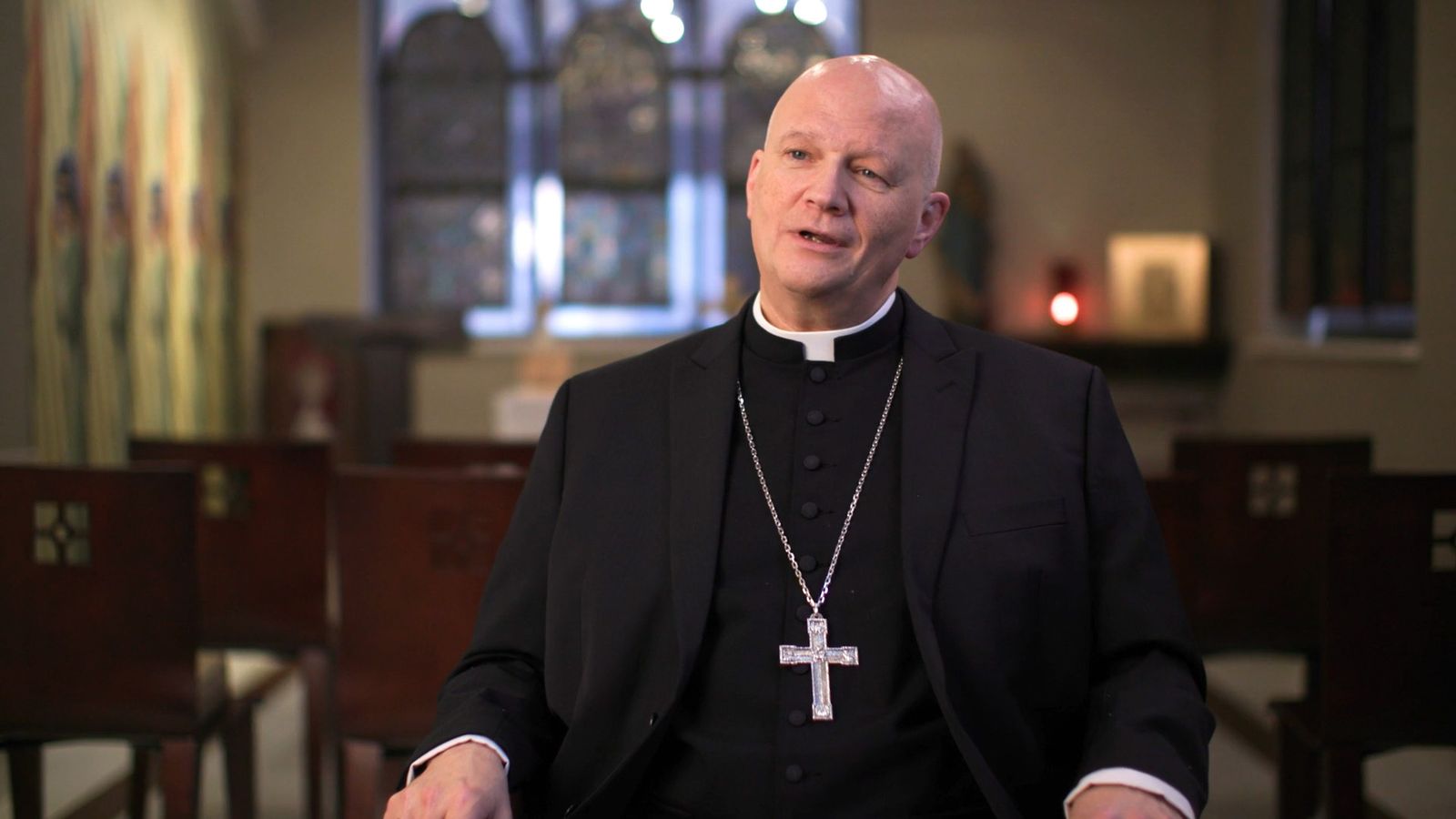 El arzobispo Edward J. Weisenburger conversa con Detroit Catholic durante una entrevista realizada poco después de su instalación como el sexto arzobispo de Detroit. En la entrevista, que abarcó una amplia variedad de temas, el arzobispo habló sobre sus raíces en Kansas y Oklahoma, sus experiencias como sacerdote y obispo, y sus esperanzas para el futuro de la Arquidiócesis de Detroit. (Captura de video vía Detroit Catholic)
