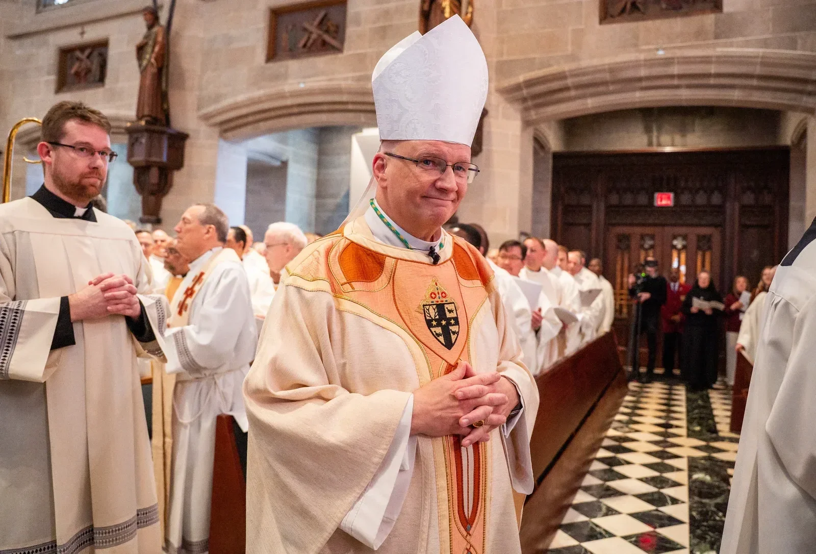 El arzobispo Edward J. Weisenburger llega a la misa de inicio de su ministerio como arzobispo de Detroit el 18 de marzo de 2025, en la Cathedral of the Most Blessed Sacrament, en Detroit. En el año transcurrido desde entonces, el arzobispo Weisenburger afirmó que ha aprendido mucho sobre los fieles de Detroit y que se ha sentido alentado por las numerosas comunidades, personas y parroquias llenas de fe que ha encontrado. (Valaurian Waller | Detroit Catholic)