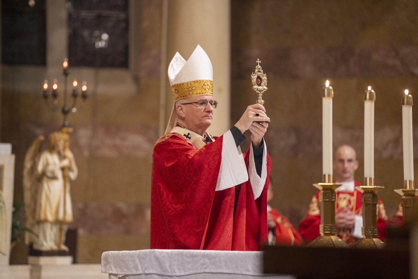 El arzobispo de Detroit, Edward J. Weisenburger, bendice a los presentes con la reliquia de san José Sánchez del Río al final de la Misa en Most Holy Redeemer, el 10 de febrero.
