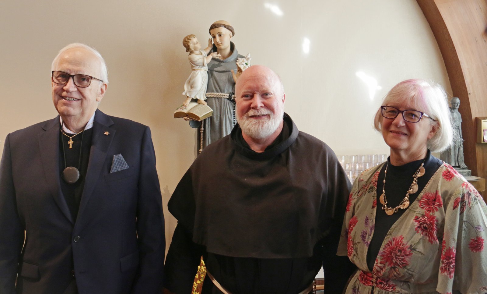Collins y Aldrich con el P. Patrick Stoffer, OFM Conv., Párroco de la parroquia St. Linus. Collins se unió a la Orden Católica de Silvicultores porque quería vender productos de seguros de vida que tuvieran un enfoque católico, mientras que Aldrich se unió cuando era un bebé, y sus padres le compraron una póliza.