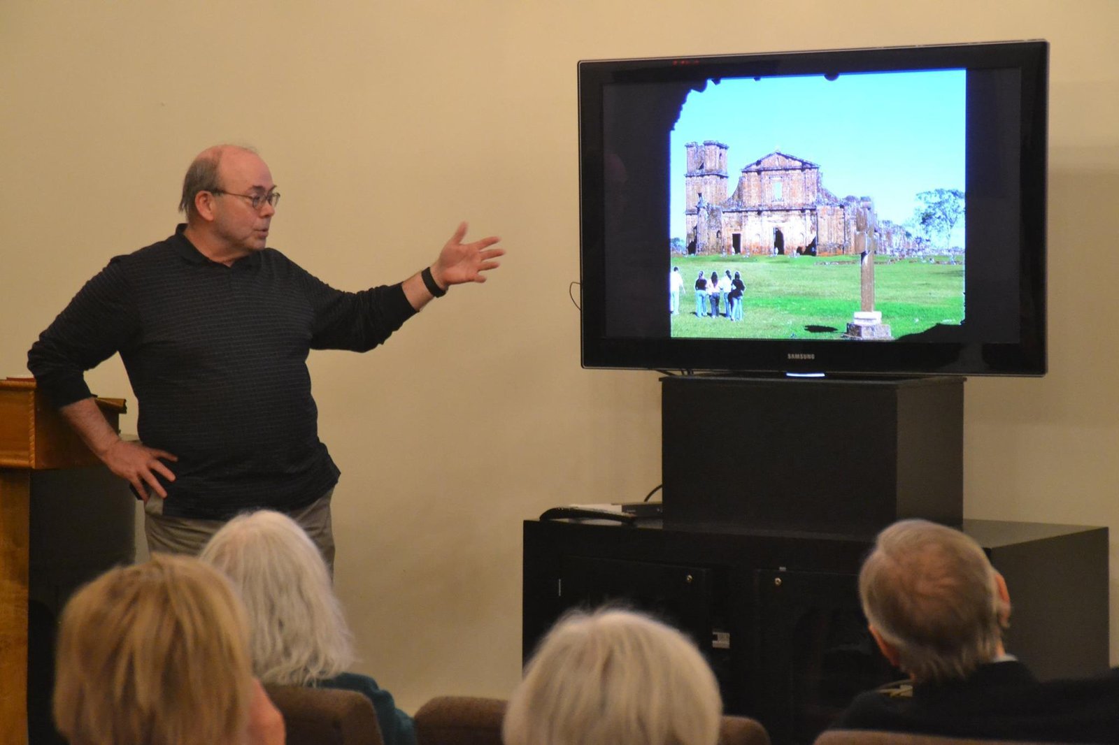 Fr. Hurd gives a presentation during a retreat at Manresa in 2016. (Courtesy of Manresa Jesuit Retreat House)