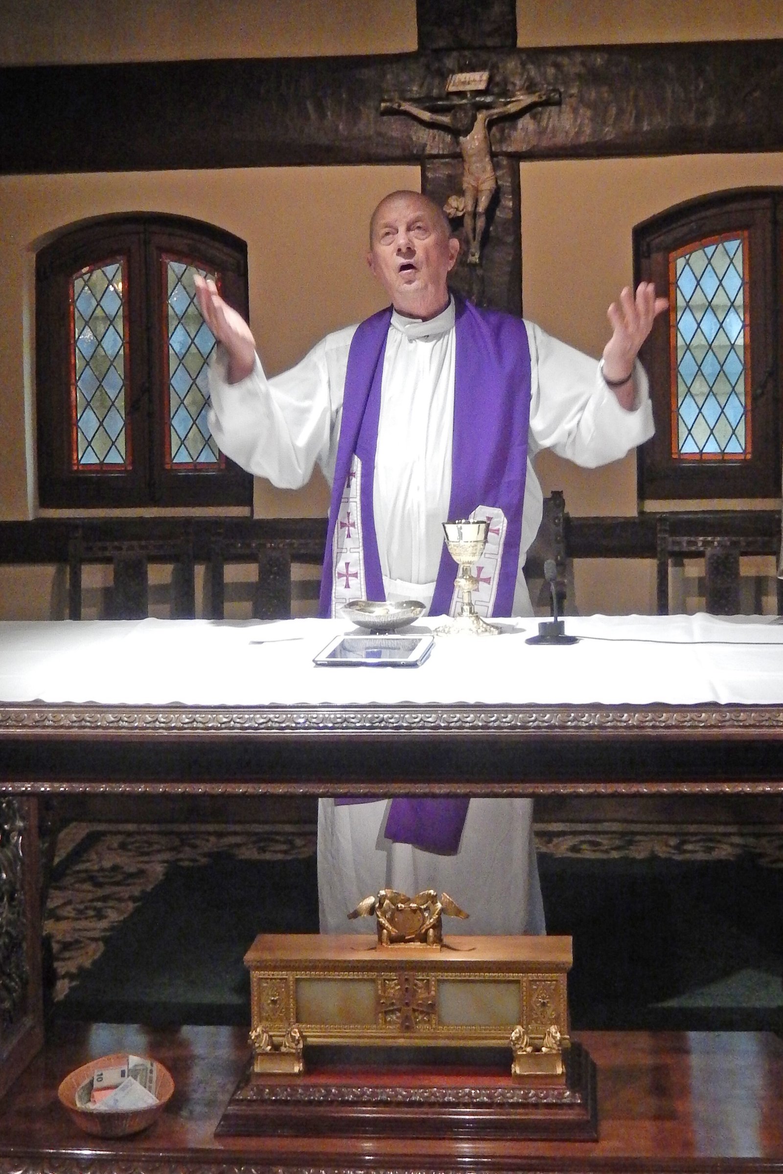 Padre Leo Cachat, SJ, ahora de 88 años, sirve en la casa de retiro Manresa en Bloomfield Hills, donde ofrece meditaciones guiadas, retiros y Misa diaria.