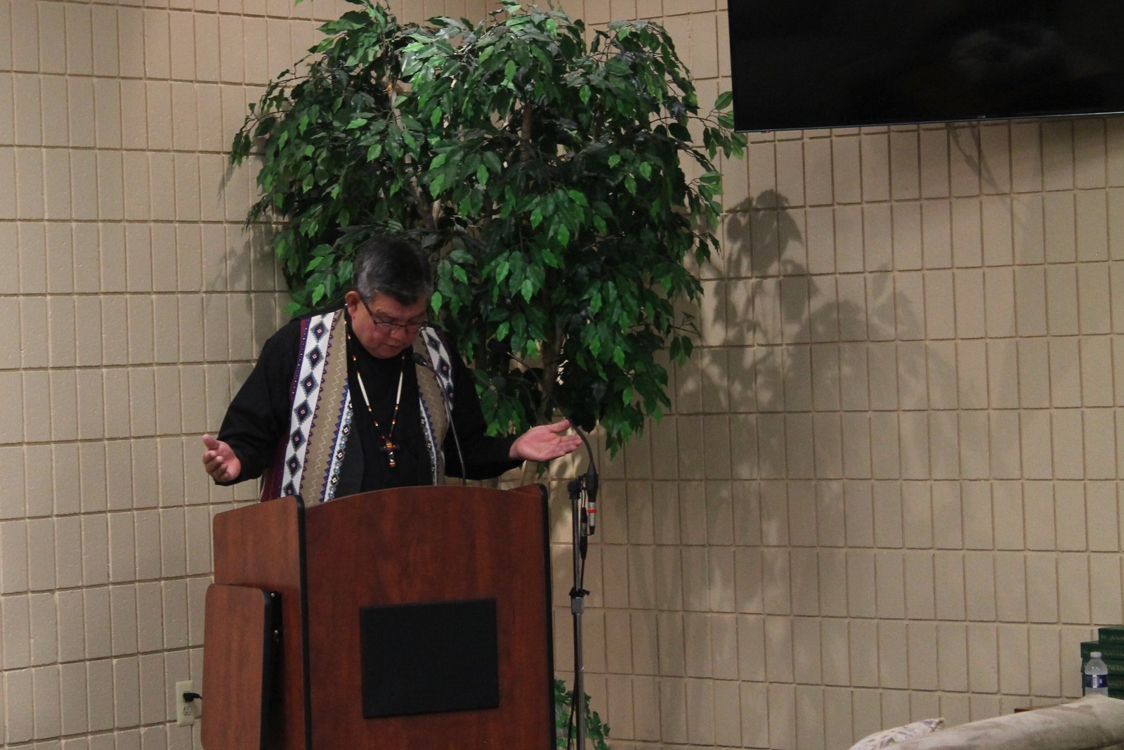 El padre Sands dirige a la congregación en oración en la parroquia St. Kateri Tekakwitha en Dearborn el 21 de octubre. La Iglesia necesita santos que representen a diferentes grupos de personas, dijo el padre Sands, porque ayuda a las personas a imitar sus vidas santas para ver ejemplos que "se parecen a ellos mismos".