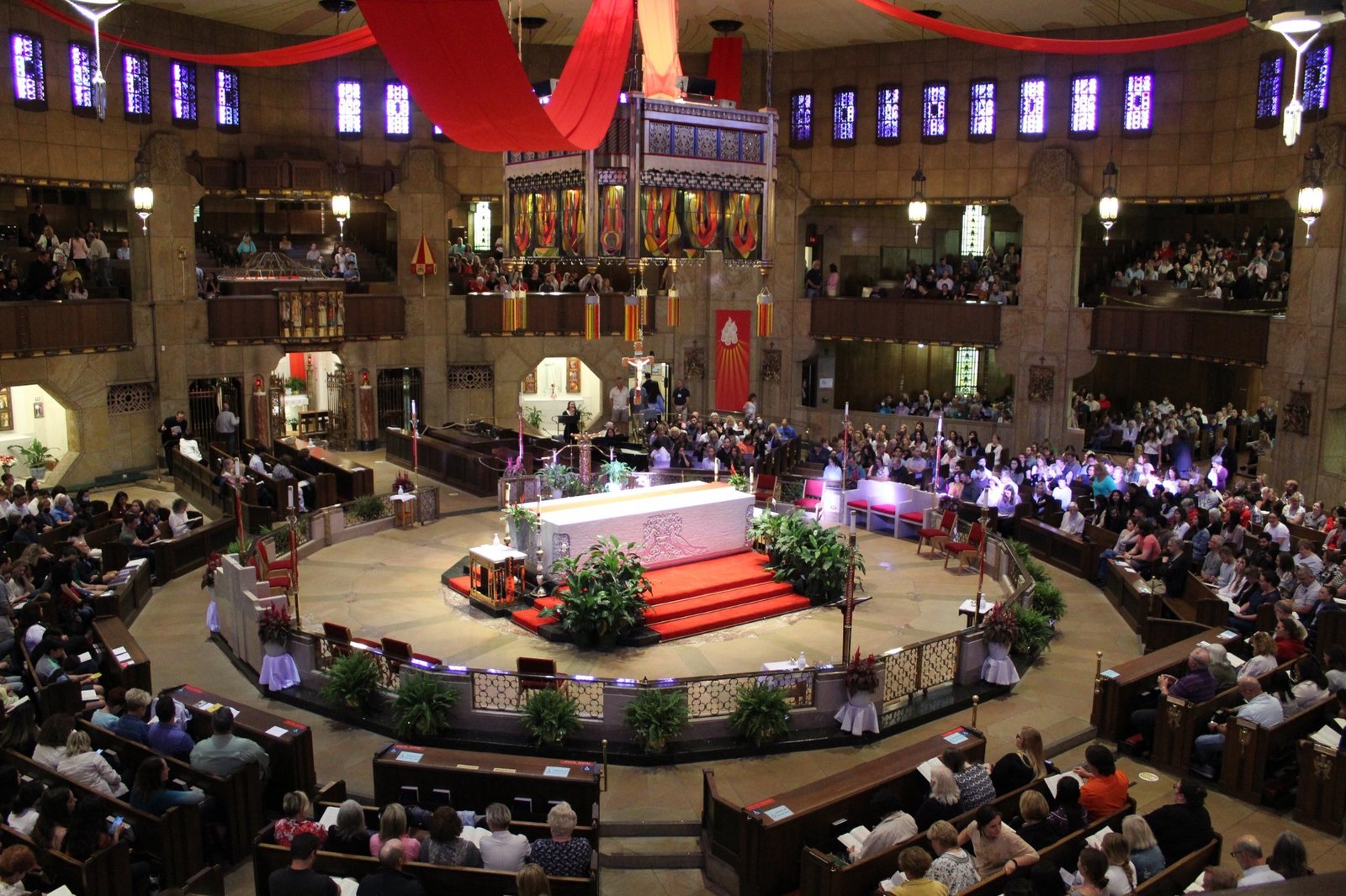 El Santuario Nacional de la Basílica de la Pequeña Flor en Royal Oak se llenó el 7 de junio para la charla del P. Schmitz, con muchos asistentes llegando hasta una hora antes para conseguir un asiento. (Cortesía del Santuario Nacional de la Basílica de la Pequeña Flor)