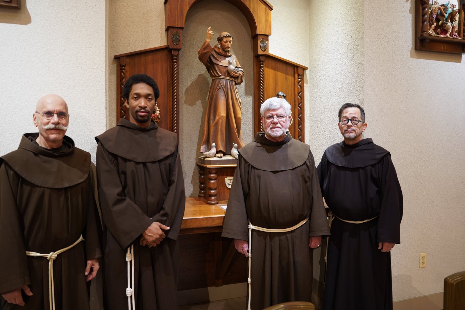 De izquierda a derecha, el Hno. Al Mascia, OFM; el P. Raphael Ozoude, OFM; el P. Jeff Scheeler, OFM; y el Hno. Michael Radomski, OFM, de la Orden de los Frailes Menores, están organizando este año una serie de presentaciones en Transfiguration Parish, en Southfield, con motivo del Año Jubilar de San Francisco, que se celebra al cumplirse los 800 años de la muerte de San Francisco de Asís.