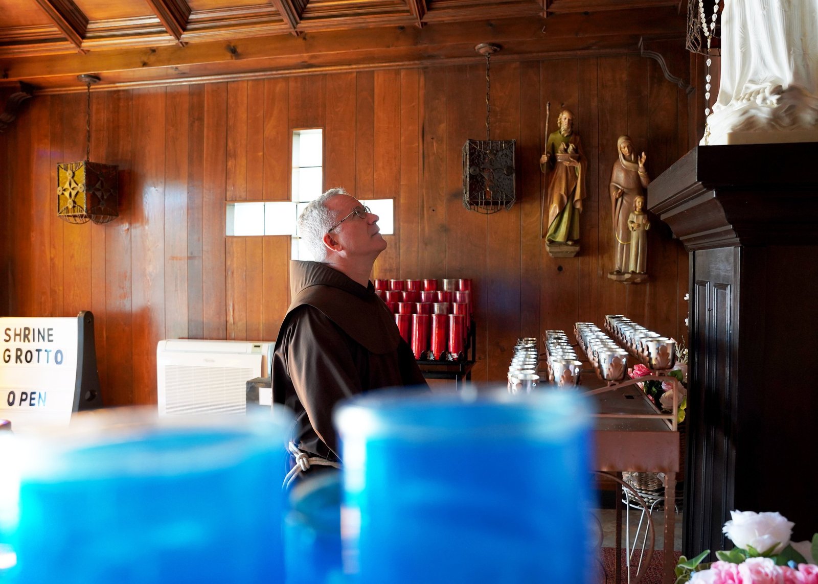 El P. Alex Kratz, OFM, reza ante una estatua de la Santísima Virgen María en St. Joseph Chapel and Shrine of the Immaculate Heart of Mary, en Pontiac. A lo largo del año, Terra Sancta Ministries organizará celebraciones especiales en honor a San Francisco y a otros santos de la tradición intelectual franciscana. (Gabriella Patti | Detroit Catholic)