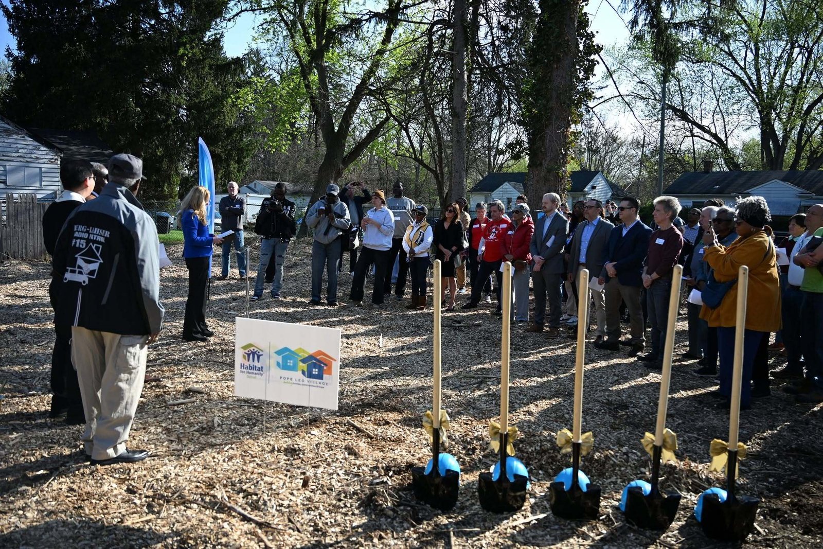 Stephanie Osterland, directora ejecutiva de Hábitat para la Humanidad Detroit, se dirigió a la multitud reunida para la ceremonia de colocación de la primera piedra de la futura Villa Papa León.