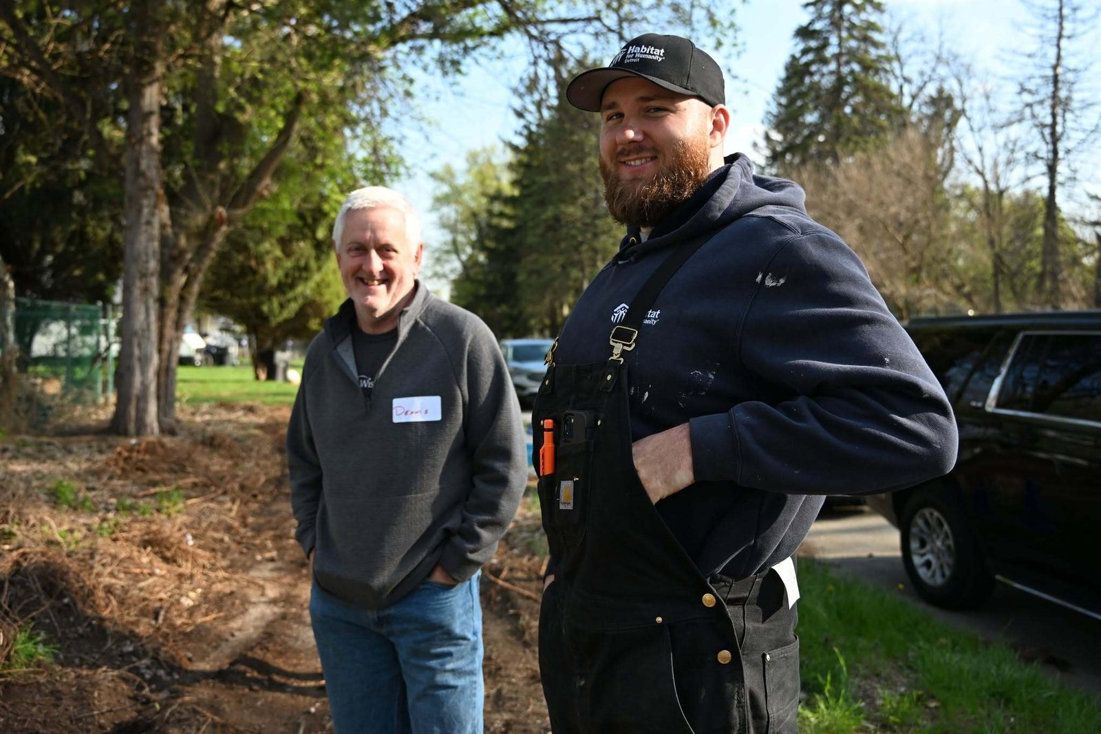 Dennis Murray, voluntario de Hábitat para la Humanidad Detroit, y Niko Rackov, gerente de obra de Hábitat para la Humanidad Detroit, sonríen en la bendición del terreno el 22 de abril. Hábitat para la Humanidad Detroit está contactando a la comunidad católica para colaborar en las construcciones de la Villa Papa León.