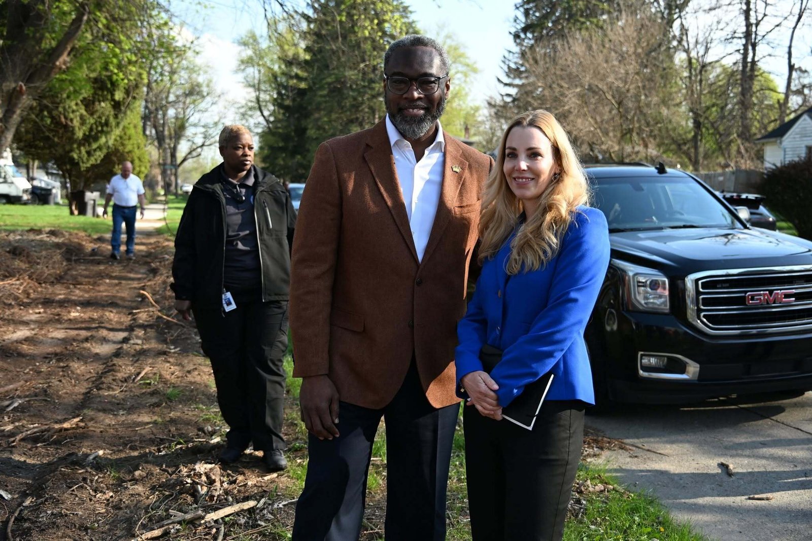 James Tate, presidente del Concejo Municipal de Detroit y representante del Distrito 1, y Stephanie Osterland, directora ejecutiva de Hábitat para la Humanidad Detroit, en la ceremonia de colocación de la primera piedra del 22 de abril. Hábitat para la Humanidad Detroit espera contactar a organizaciones católicas para que participen como voluntarios y patrocinen jornadas de construcción.