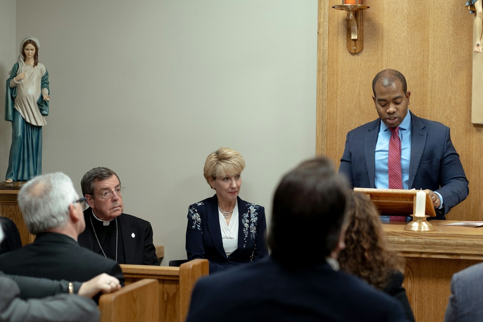 Louis Brown, director ejecutivo de la Christ Medicus Foundation, uno de los patrocinadores de la clínica, dirige unas palabras a las personas reunidas en la pequeña capilla de la clínica, situada junto a la entrada, donde los familiares podrán sentarse y rezar mientras se atiende a sus seres queridos