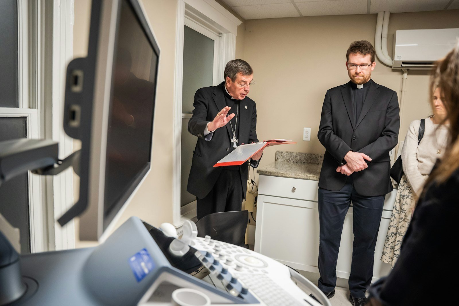 El Arzobispo Vigneron bendice el nuevo equipo de ultrasonido de la clínica, donado por el Consejo 2950 de Caballeros de Colón de la St. Lawrence Parish en Utica