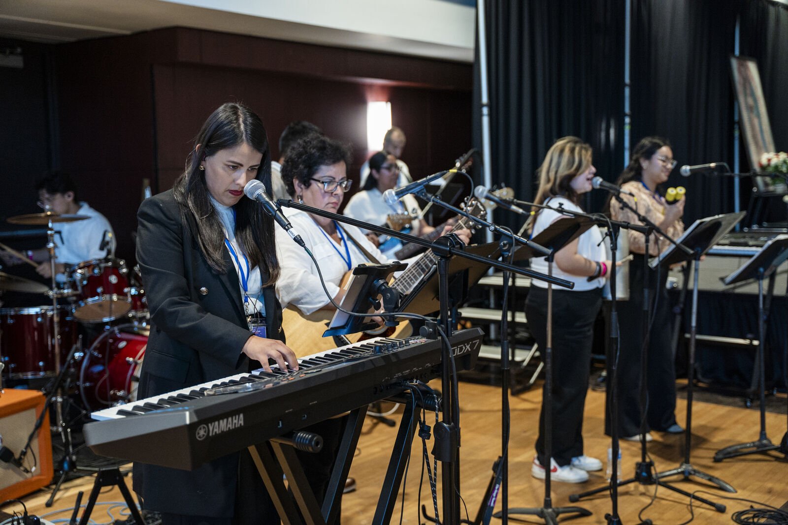 La música del grupo Última Rhema acompañó los momentos de reflexión y alabanza, recordando que la fe también se celebra con alegría.