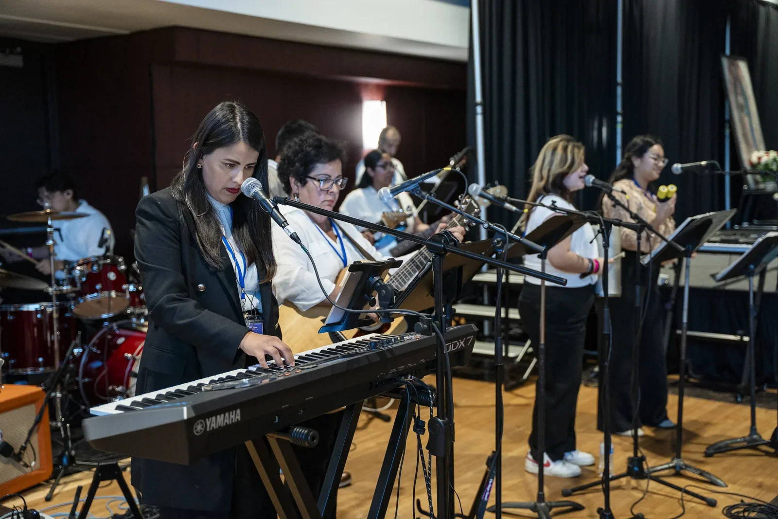 A través de charlas, música de alabanza, adoración eucarística, confesiones y la Santa Misa presidida por el Arzobispo Weisenburger, las participantes serán invitadas a detenerse por un día y redescubrir su dignidad, su valor y el propósito para el que fueron creadas.