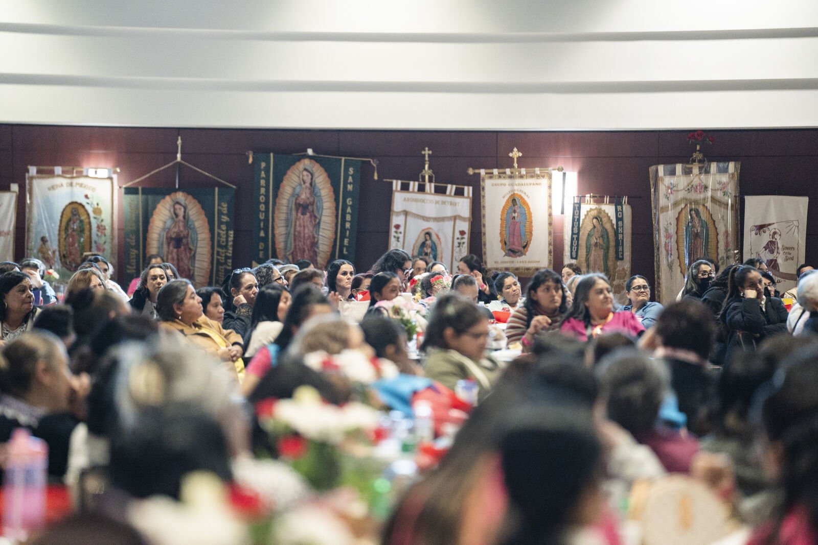 El evento comenzó a las 9 de la mañana con una procesión de más de 30 estandartes de diferentes ministerios arquidiocesanos que llenaron el espacio de color y fervor, simbolizando la unidad y diversidad de la Iglesia local.