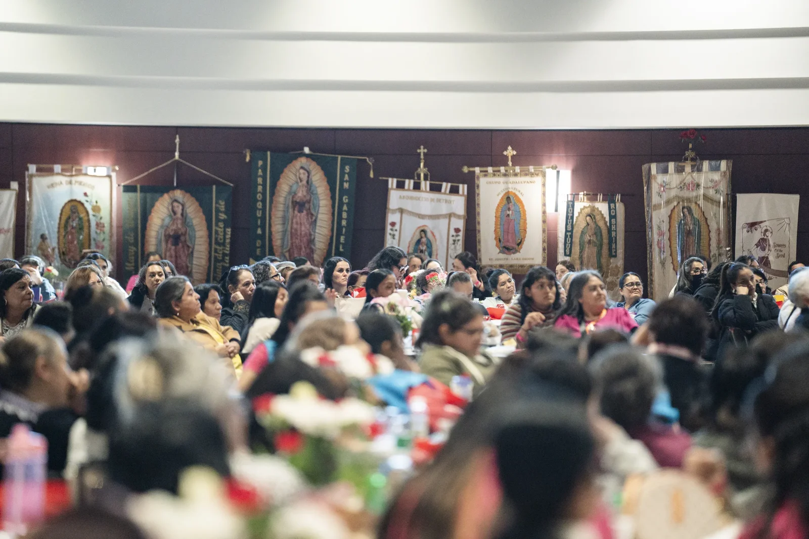 La conferencia propone una revaloración de la mujer desde la fe y un encuentro con el amor misericordioso del Sagrado Corazón de Jesús.