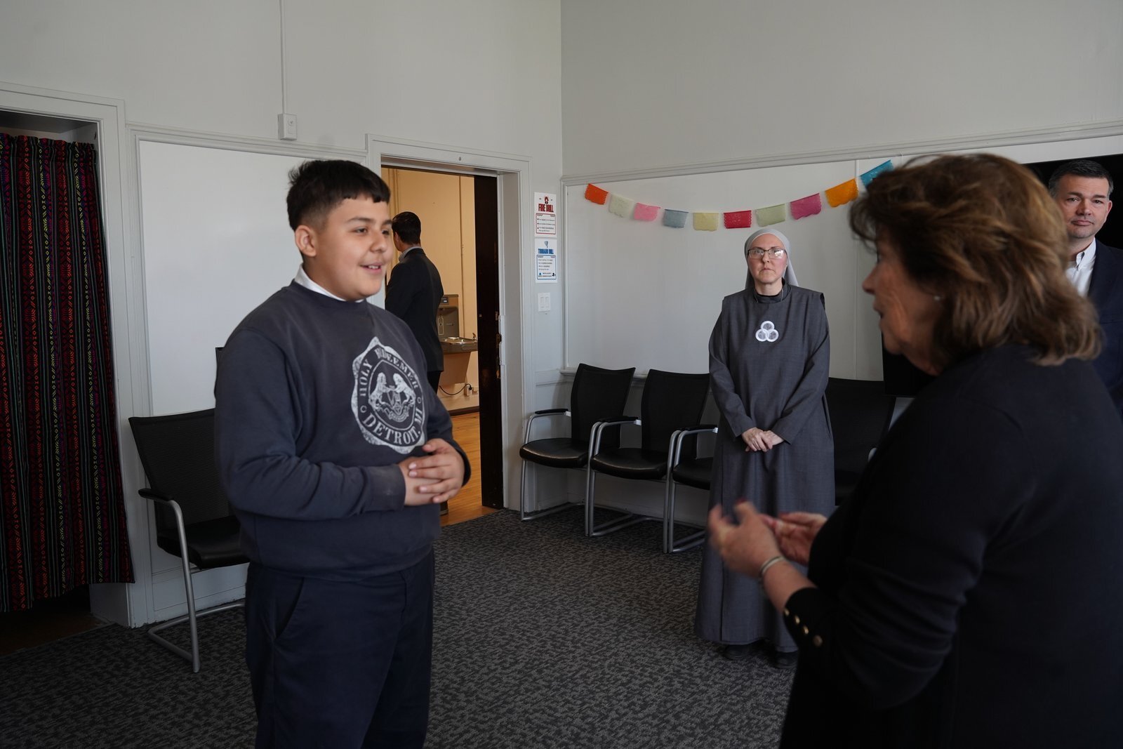 El estudiante de sexto grado Ivan Rodríguez conversa con un colaborador de la escuela Holy Redeemer sobre el proyecto mariano que él y sus compañeros realizaron como parte de la muestra “Creciendo como discípulos de Jesús a través de María”. Rodríguez y sus compañeros elaboraron una representación en 3D de la Virgen de Fátima apareciéndose a Lucía dos Santos, Francisco Marto y Jacinta Marto.
