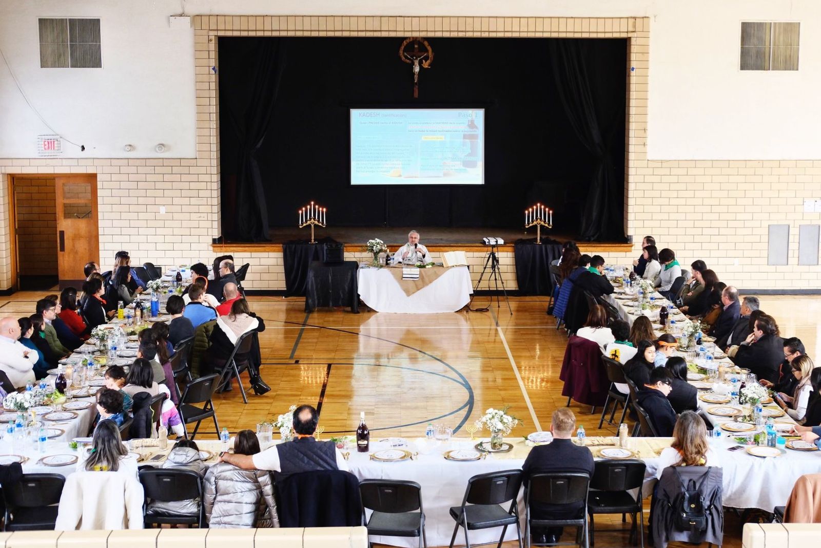 The beginning of the week was marked by a special seder dinner, where Fr. Juan Sebadell, LC, explained the meaning of the steps of a Jewish Passover dinner, relating them to Jesus' Last Supper with his apostles. (Photo courtesy of Edith Alejandra Sosa Hernández for Detroit Catholic en Español)