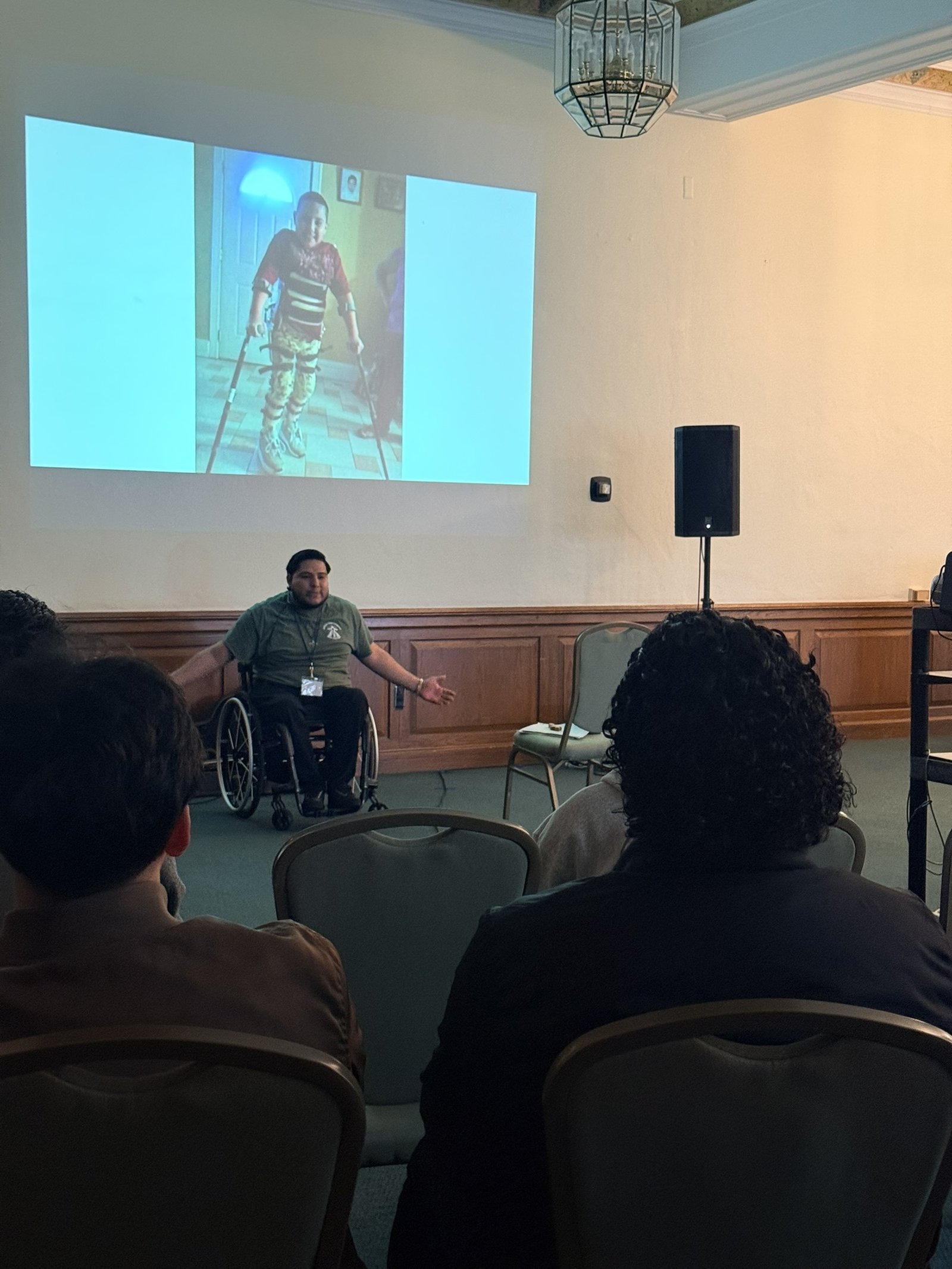 Uno de los testimonios que más impactó fue el de un joven que, tras sufrir un accidente automovilístico en su infancia que lo dejó en silla de ruedas, compartió cómo, a través del dolor y la búsqueda, encontró en Dios la fuerza para salir adelante.