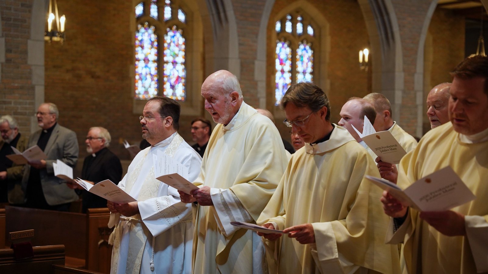 Treinta y ocho sacerdotes de toda la Arquidiócesis de Detroit fueron reconocidos por sus 2,072 años combinados de ministerio sacerdotal en el Seminario Mayor del Sagrado Corazón el 3 de junio, durante la misa anual de jubileo presbiteral; entre ellos el cardenal Adam J. Maida, de 96 años, quien celebra su 70.° aniversario, y el obispo auxiliar retirado Francis R. Reiss, de 85 años, quien cumple 60 años de servicio. (Fotos de Daniel Meloy | Detroit Catholic)