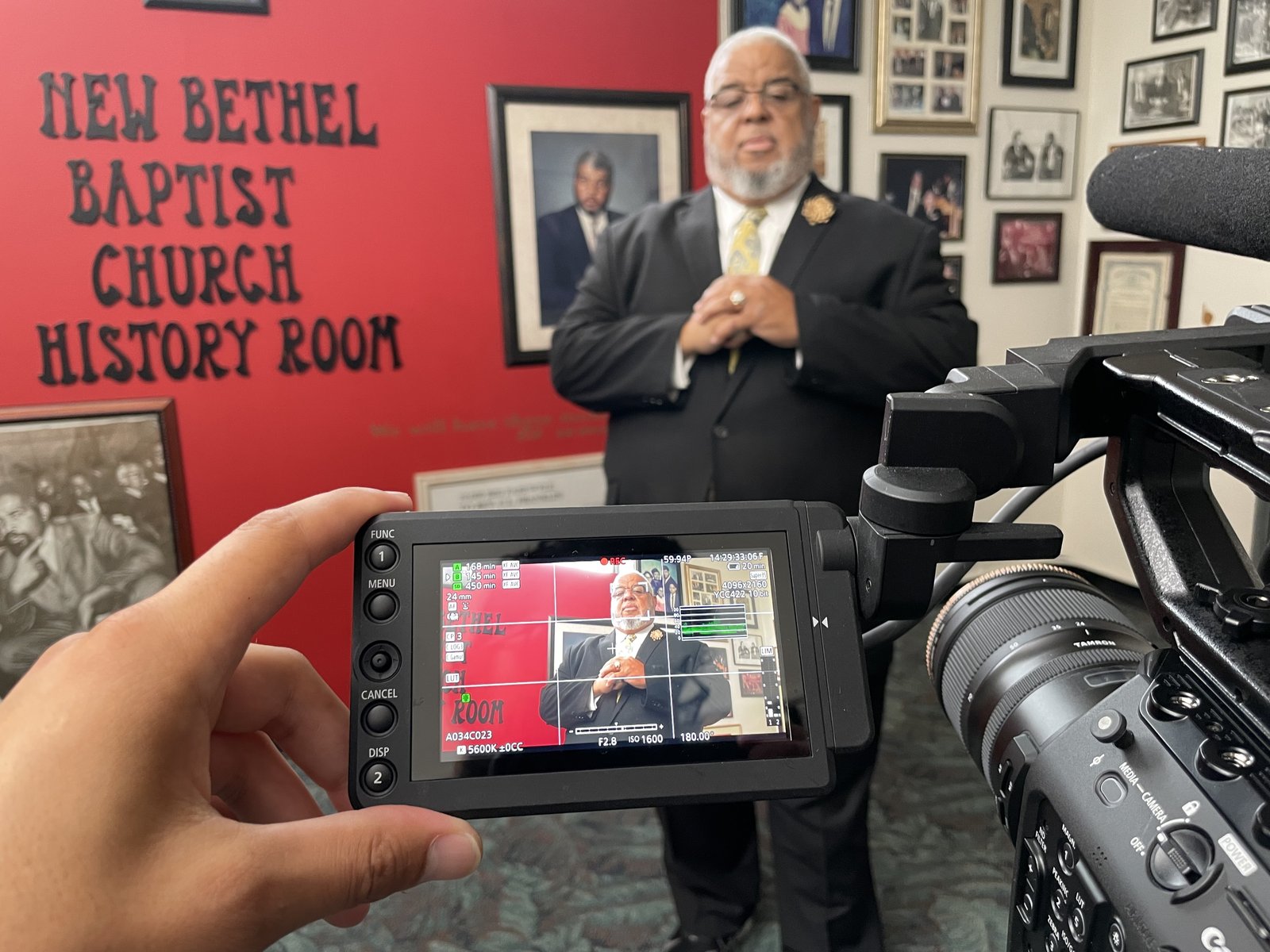El equipo de Visionalist Entertainment Productions espera contar la historia de Detroit a través de sus numerosas iglesias y líderes espirituales, como la Iglesia Bautista New Bethel y el pastor Robert Smith, quienes compartirán cómo la congregación New Bethel desempeñó un papel en el movimiento de derechos civiles. La iglesia también fue donde creció la famosa cantante Aretha Franklin. (Cortesía de Visionalist Entertainment Productions)