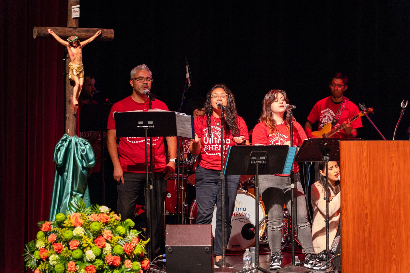 El ministerio de alabanza Última Rhéma estuvo presente, ambientando el evento y creando un clima de alegría y fraternidad desde el inicio. Las cantautoras Doris Pérez, originaria de Puerto Rico, y Karen Solis, originaria de México, también participaron, aportando sus talentos musicales.