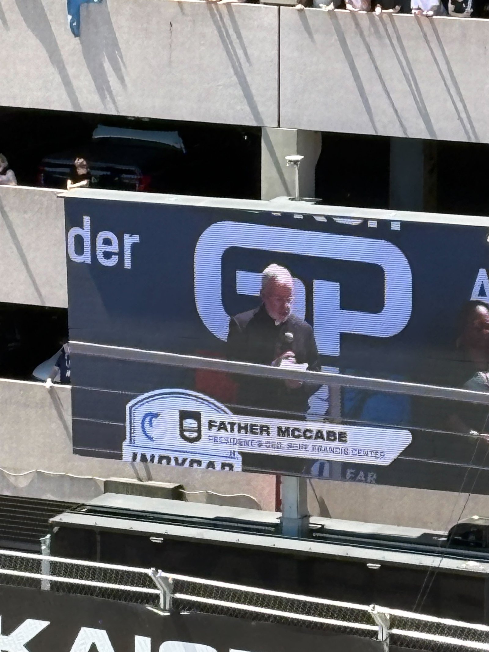 El padre McCabe, director ejecutivo del Pope Francis Center, ofrece la oración de invocación previa a la carrera en el Gran Premio de Detroit (Detroit Grand Prix) de este año. Desde que la carrera regresó a las calles del centro de Detroit, ha incluido al Pope Francis Center como socio caritativo.