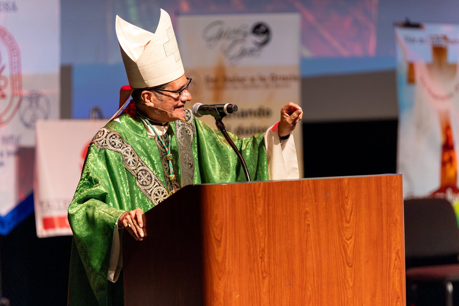 Bishop Cepeda preaches during the Archdiocese of Detroit's 15th Hispanic Women's Conference on Sept. 29, 2024, emphasizing that women have a central role to play in transforming the world and the Church. (Steven Stechschulte | Detroit Catholic)