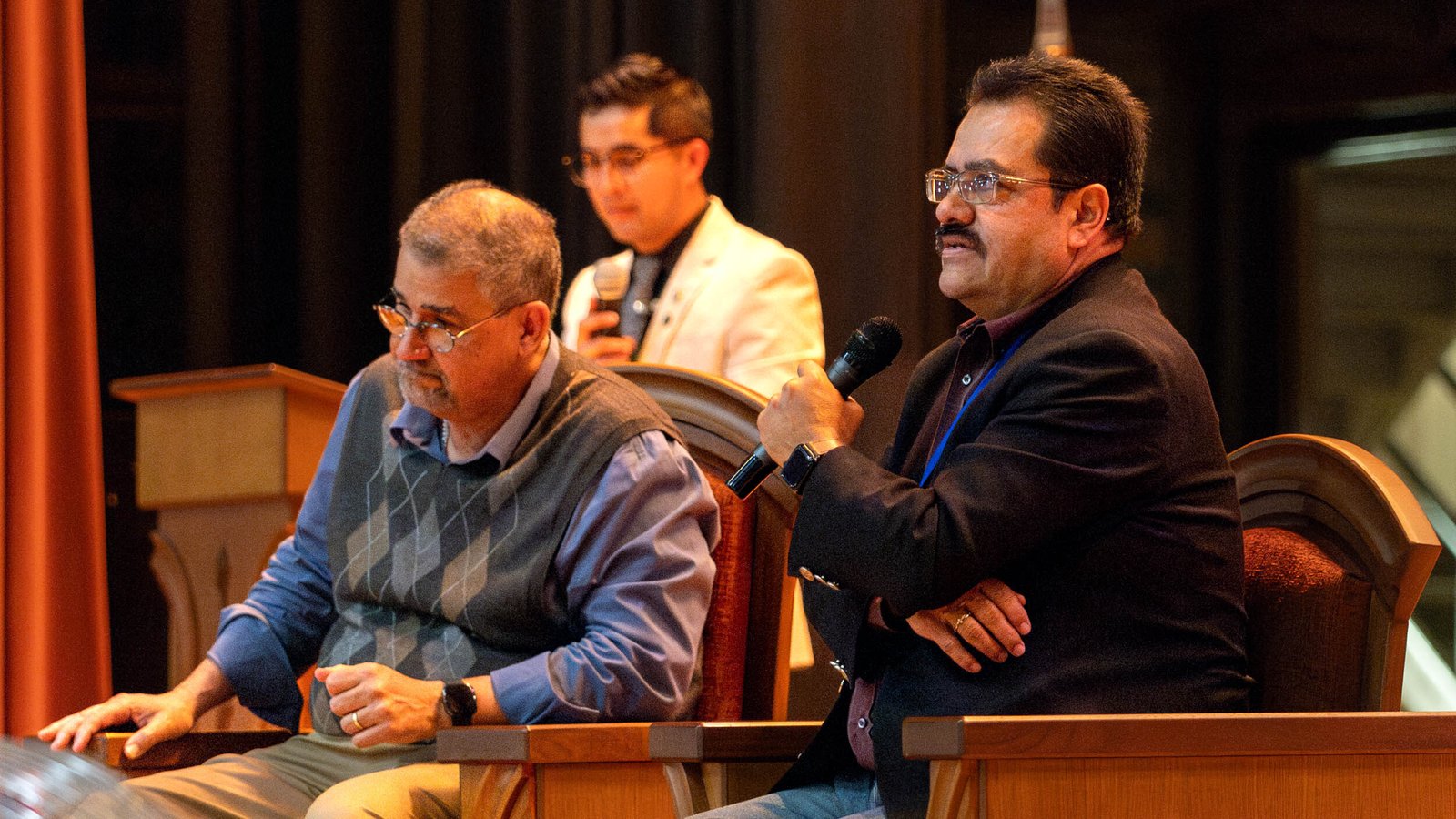 Al finalizar las charlas, ambos conferencistas respondieron preguntas y aclararon dudas.
