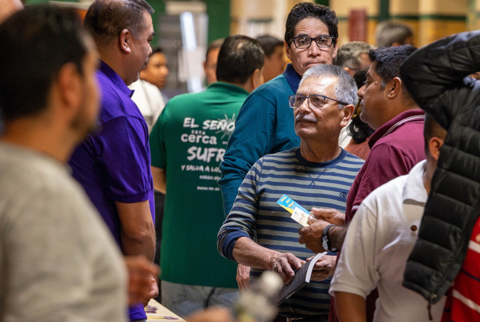 La fraternidad entre los participantes fue uno de los aspectos más destacados de la décimo quinta Conferencia de Hombres Hispanos, realizada en la Western International High School y organizada por el Ministerio Hispano de la Arquidiócesis de Detroit. Fotos por Steven Stechschulte para Detroit Catholic