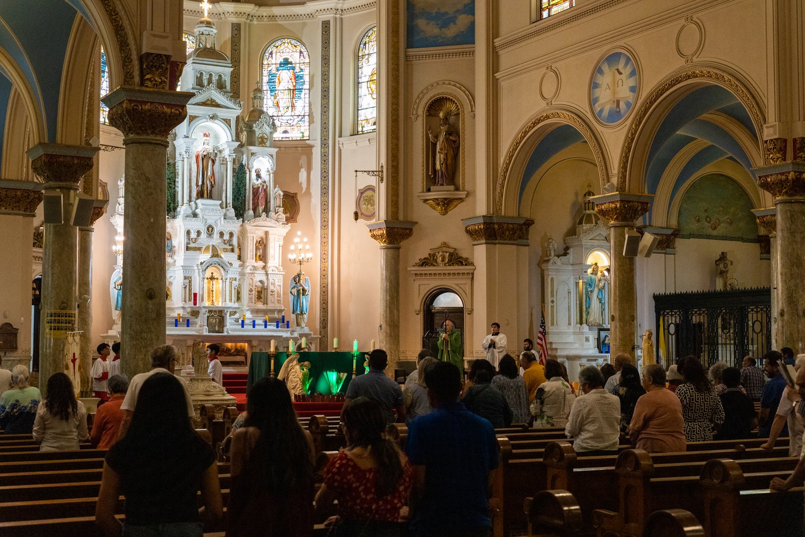 Unidos en gratitud y admiración, la comunidad se reúne para celebrar la misa de homenaje al Diac. Raúl Feliciano. Su incansable entrega y dedicación a la comunidad hispana de Detroit siempre serán recordadas. Foto por Steven Stechschulte