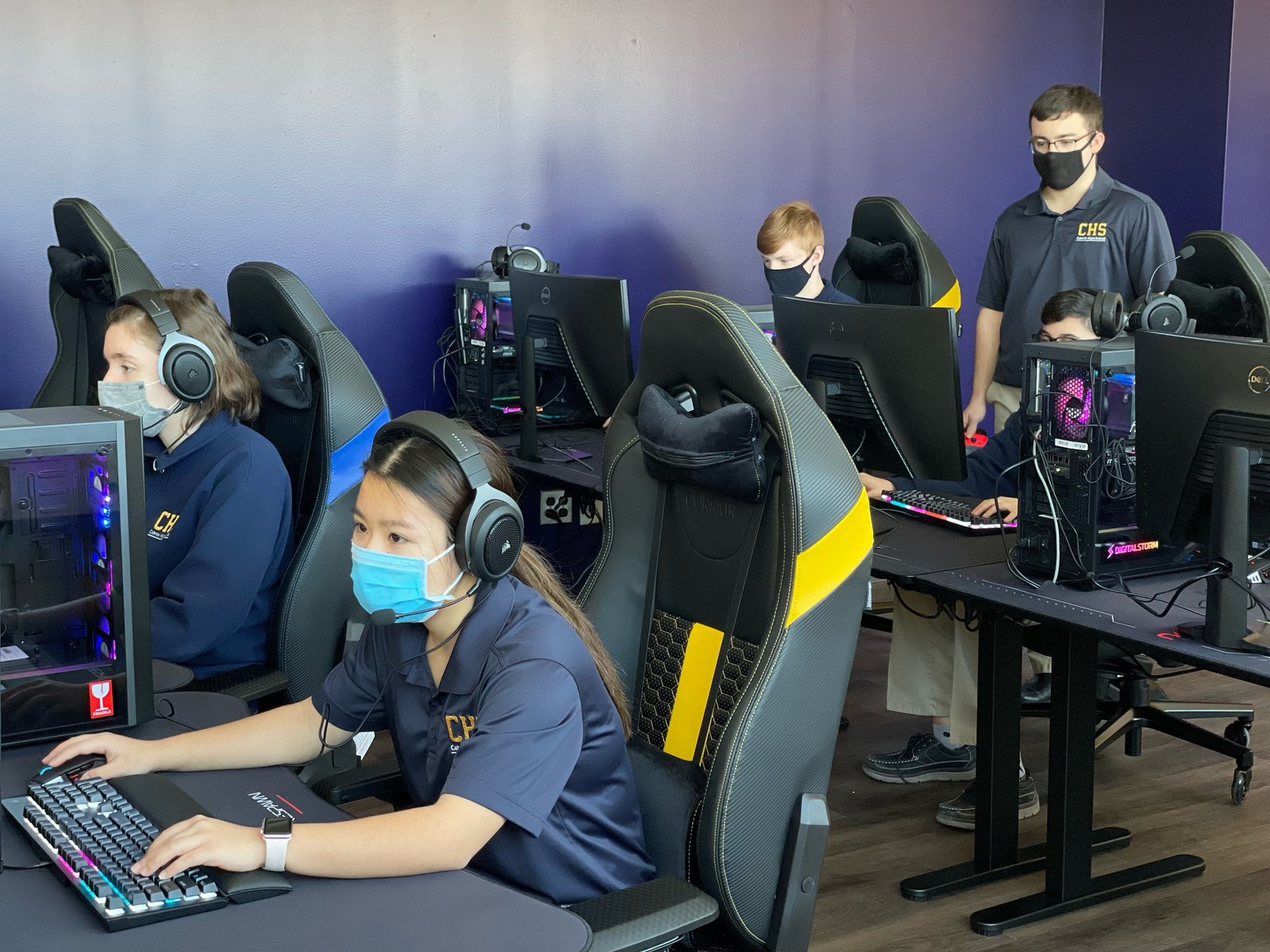 La escuela está lanzando un programa de deportes electrónicos, dijo el P. Birney. Gracias a donaciones anteriores, el campus ha sido objeto de múltiples renovaciones, incluida la construcción de un laboratorio STEM de alta tecnología y un espacio de aprendizaje interactivo el año pasado.